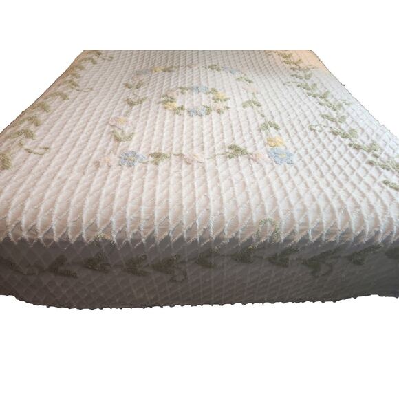 Vintage MCM Chenille Bedspread Coverelet Cottage Farmhouse 112x76 Floral - Picture 4 of 10